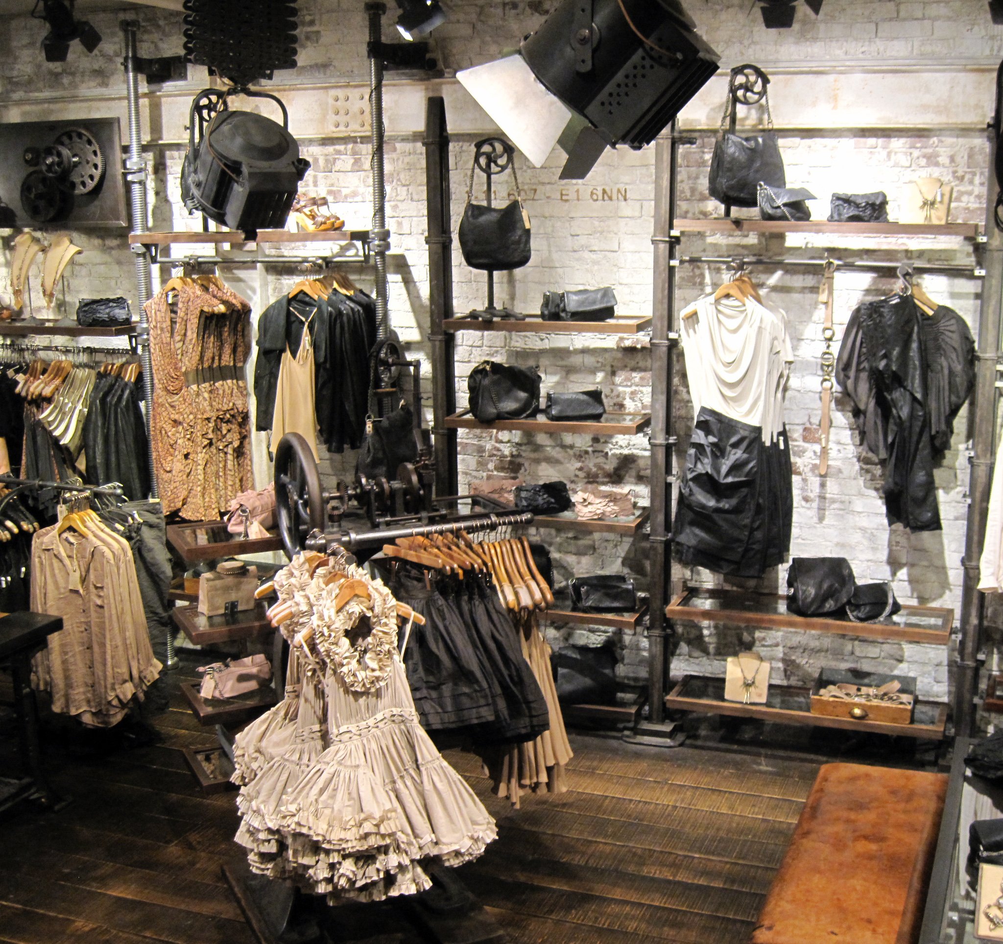 Guide to Washington, DC: Popular Clothing Stores | Store design ...
